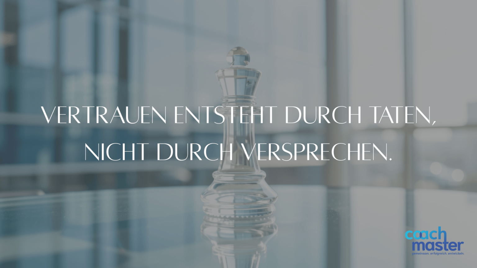 Kristall-Schachkönig auf Glastisch symbolisiert verantwortungsvolle Führung – CoachMaster