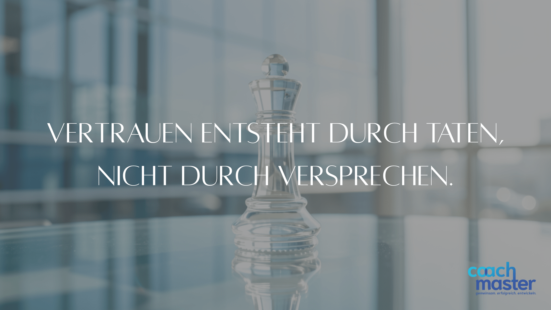 Kristall-Schachkönig auf Glastisch symbolisiert verantwortungsvolle Führung – CoachMaster