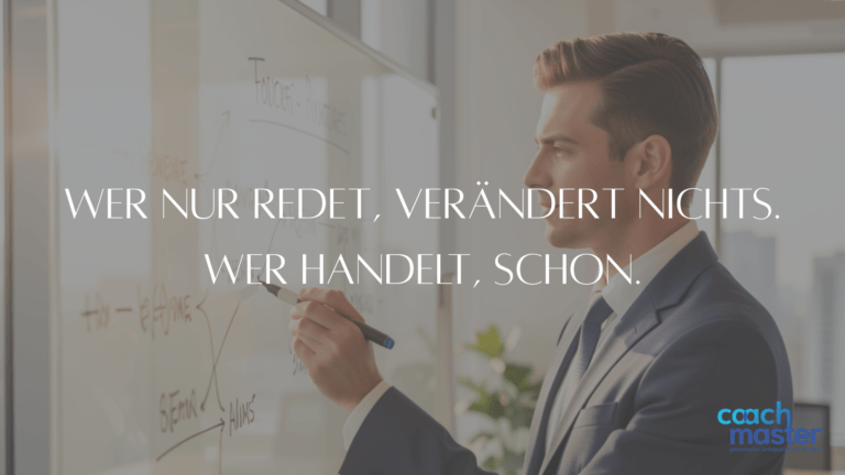 Moderne Führungskraft schreibt Aktionsplan an ein Glas-Whiteboard – CoachMaster